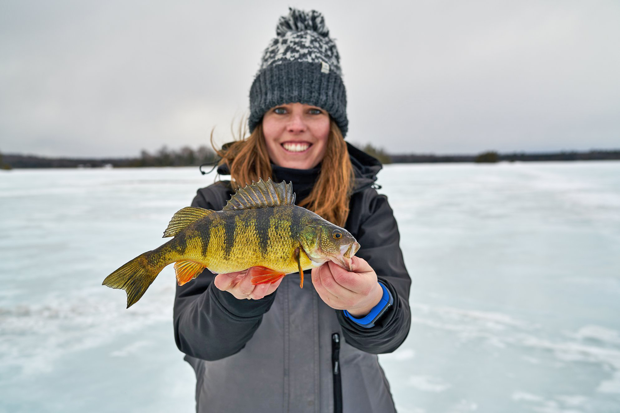 Ashley Rae pêche sur glace perchaude