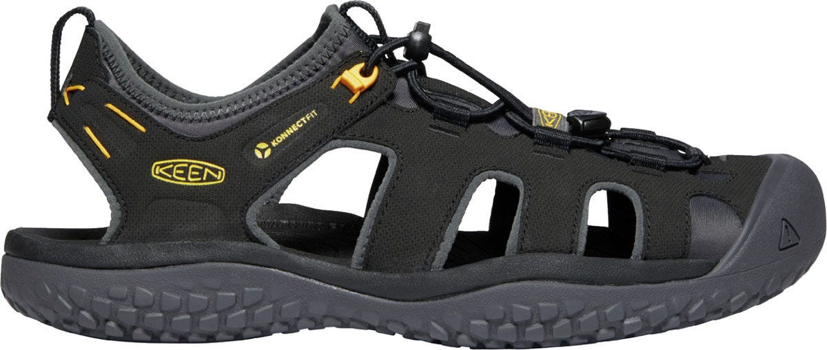 mens water shoes canada
